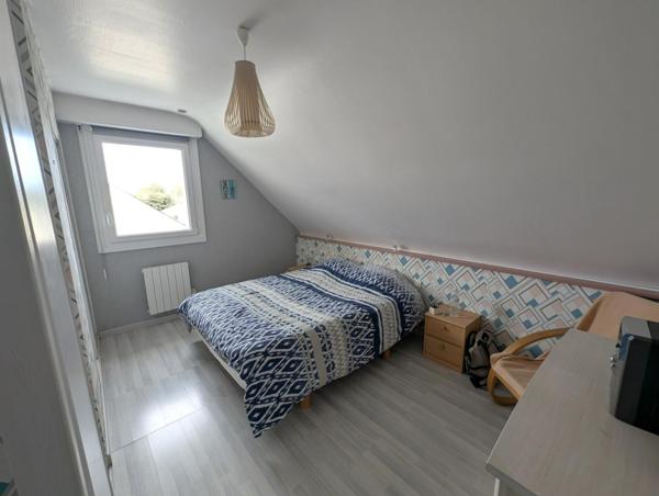 Grande maison composée de 5 chambres sur sous sol et agréable jardin.