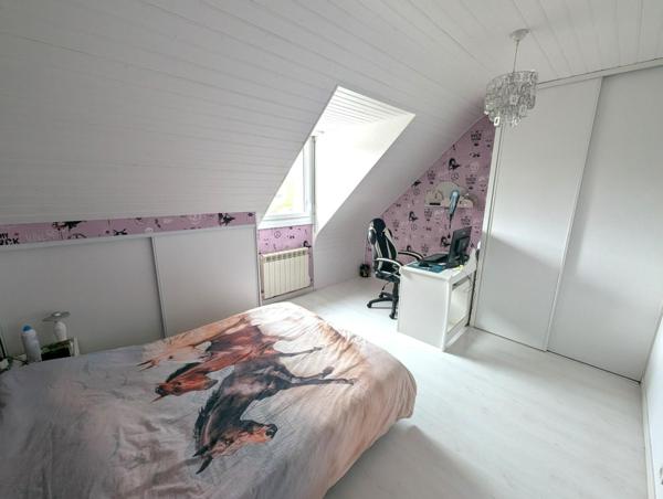 Grande maison composée de 5 chambres sur sous sol et agréable jardin.