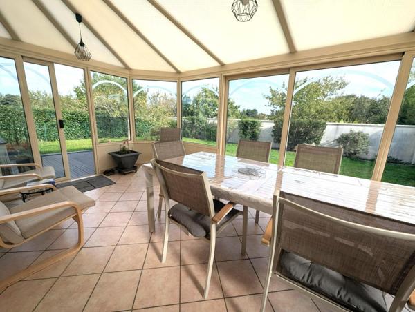 Grande maison composée de 5 chambres sur sous sol et agréable jardin.