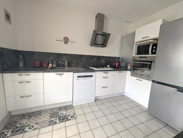 Grande maison composée de 5 chambres sur sous sol et agréable jardin.