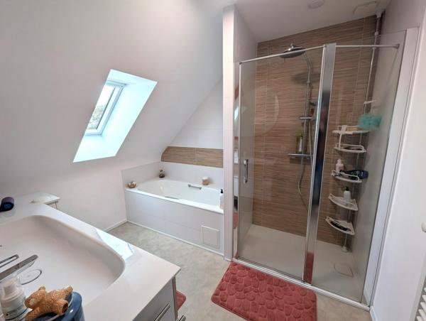 Grande maison composée de 5 chambres sur sous sol et agréable jardin.