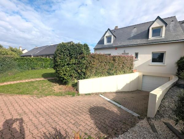 Grande maison composée de 5 chambres sur sous sol et agréable jardin.