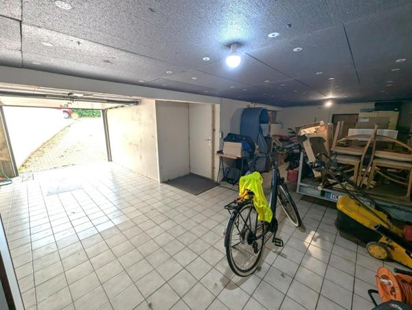 Grande maison composée de 5 chambres sur sous sol et agréable jardin.