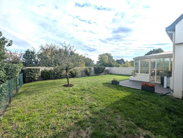 Grande maison composée de 5 chambres sur sous sol et agréable jardin.