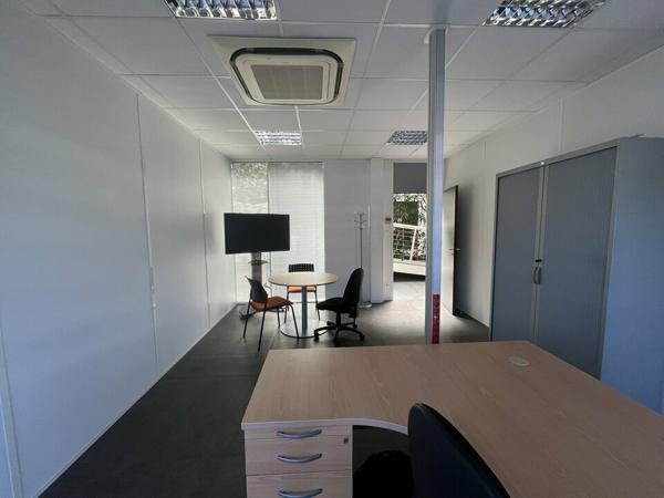 BUREAU CLIMATISÉ ET FONCTIONNEL DANS UN IMMEUBLE DE STANDING !