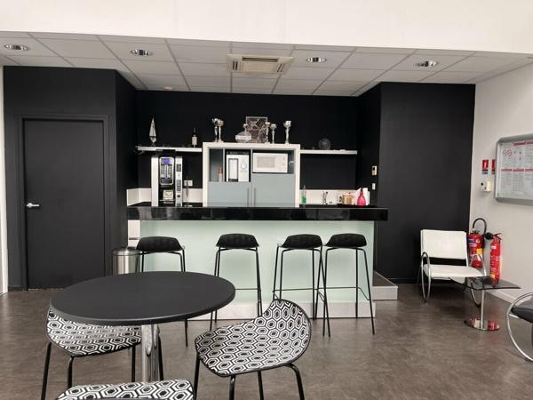 BUREAU CLIMATISÉ ET FONCTIONNEL DANS UN IMMEUBLE DE STANDING !