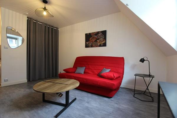 A LOUER, UN STUDIO MEUBLÉ PRÈS DE LA PRÉFECTURE DE QUIMPER. -