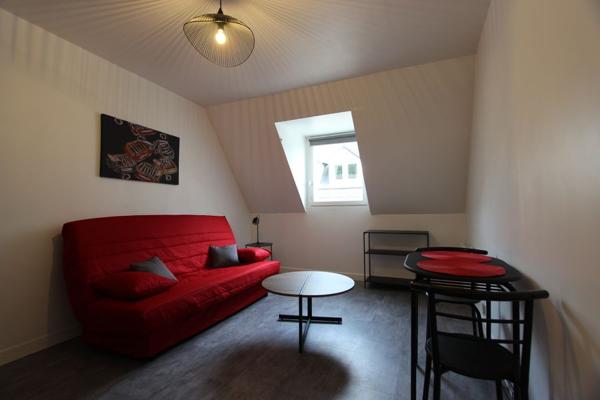 A LOUER, UN STUDIO MEUBLÉ PRÈS DE LA PRÉFECTURE DE QUIMPER. -