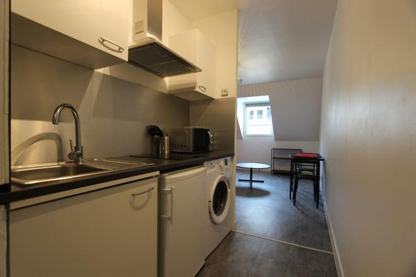 A LOUER, UN STUDIO MEUBLÉ PRÈS DE LA PRÉFECTURE DE QUIMPER. -