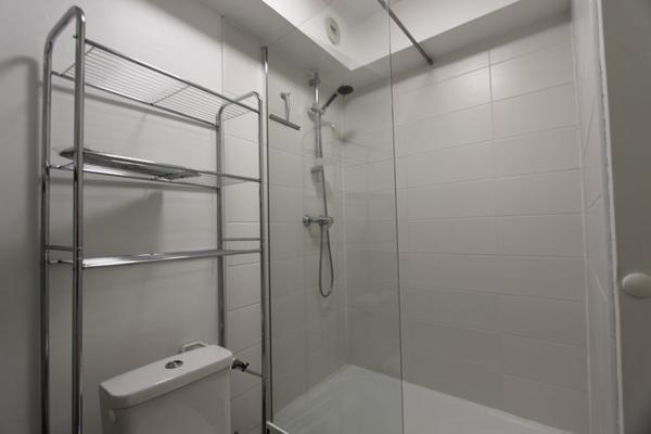 A LOUER, UN STUDIO MEUBLÉ PRÈS DE LA PRÉFECTURE DE QUIMPER. -