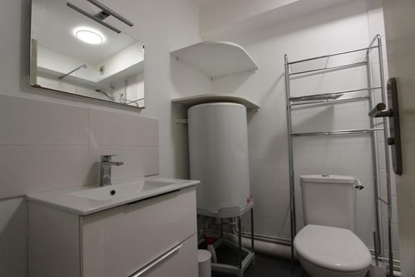 A LOUER, UN STUDIO MEUBLÉ PRÈS DE LA PRÉFECTURE DE QUIMPER. -