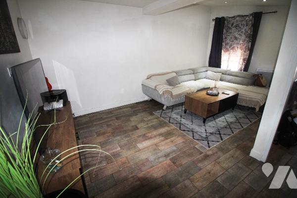 Immeuble à vendre (2 X 40m2 carrez + local commercial de 40m2) dans le 3e à Marseille (Belle de Mai)