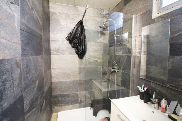 Immeuble à vendre (2 X 40m2 carrez + local commercial de 40m2) dans le 3e à Marseille (Belle de Mai)