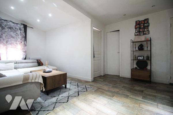 Immeuble à vendre (2 X 40m2 carrez + local commercial de 40m2) dans le 3e à Marseille (Belle de Mai)