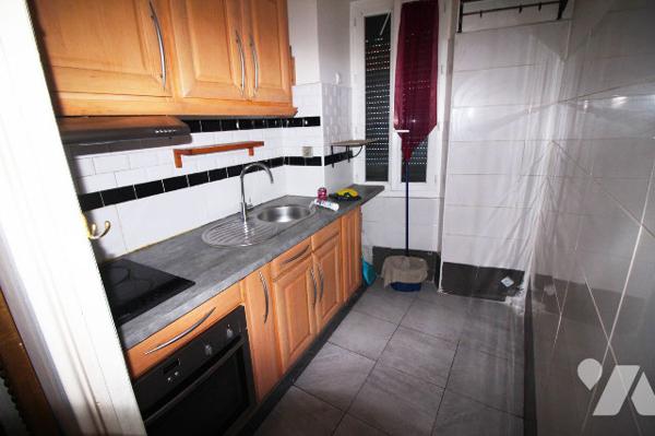 Immeuble à vendre (2 X 40m2 carrez + local commercial de 40m2) dans le 3e à Marseille (Belle de Mai)