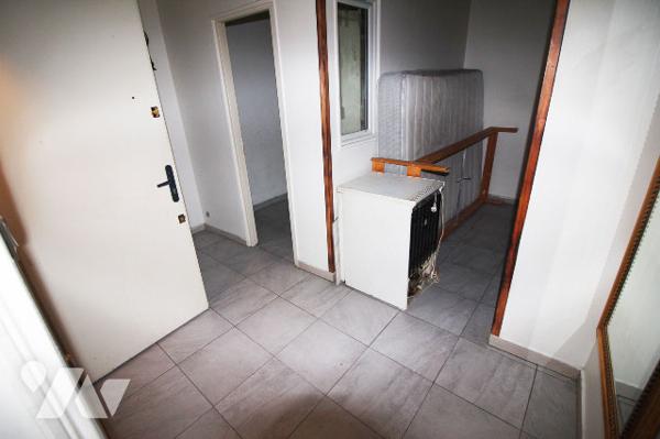 Immeuble à vendre (2 X 40m2 carrez + local commercial de 40m2) dans le 3e à Marseille (Belle de Mai)