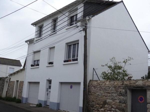 Située à proximité du port, des commerces et des restaurants