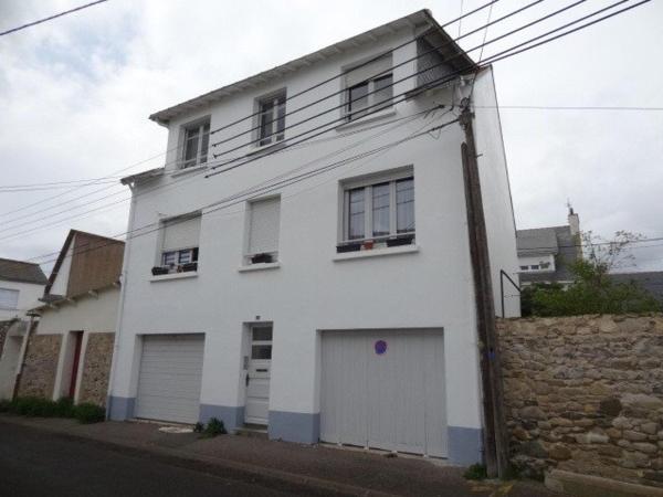 Située à proximité du port, des commerces et des restaurants