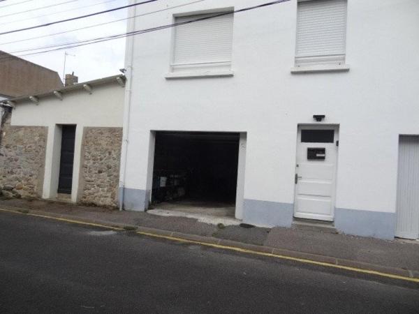 Située à proximité du port, des commerces et des restaurants