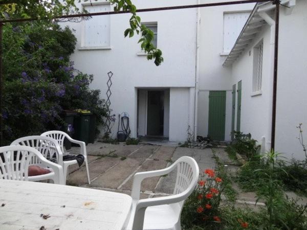 Située à proximité du port, des commerces et des restaurants