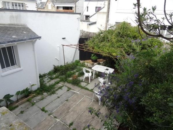 Située à proximité du port, des commerces et des restaurants