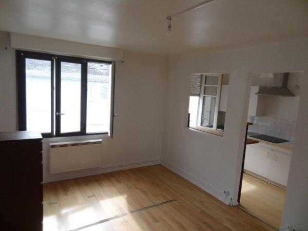 Située à proximité du port, des commerces et des restaurants