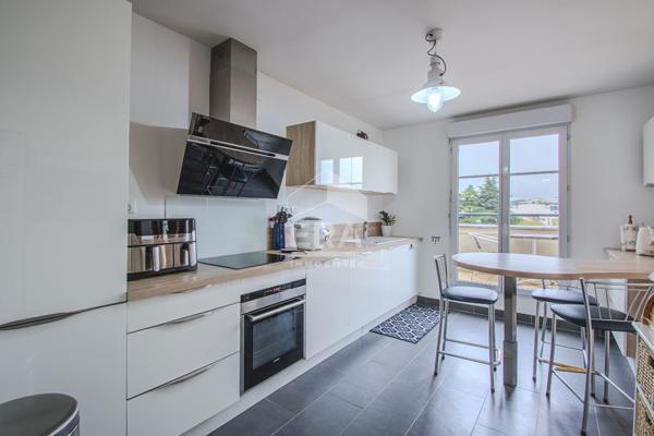 Gournay-sur-Marne. Centre-ville. Vente appartement 5 pièces. 138m²