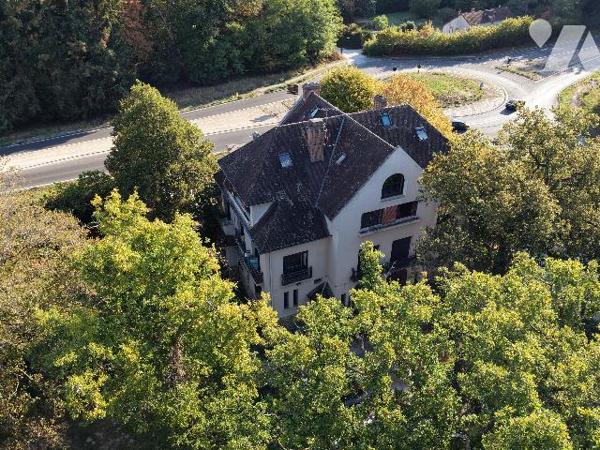 En bordure du village de Barbizon, studio/F1 de 26,41 m² offrant un beau potentiel, avec cave