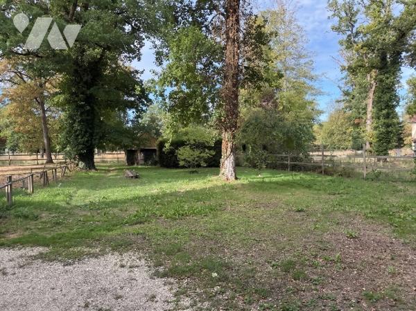 En bordure du village de Barbizon, studio/F1 de 26,41 m² offrant un beau potentiel, avec cave