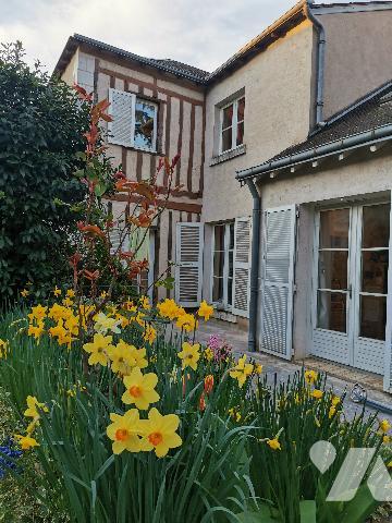 Situé au cœur de BLOIS, découvrez cet appartement niché dans un cadre verdoyant et paisible.