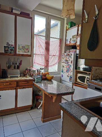 Situé au cœur de BLOIS, découvrez cet appartement niché dans un cadre verdoyant et paisible.