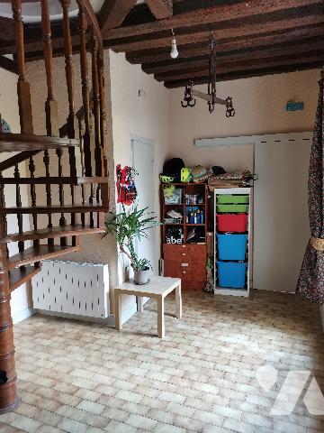 Situé au cœur de BLOIS, découvrez cet appartement niché dans un cadre verdoyant et paisible.