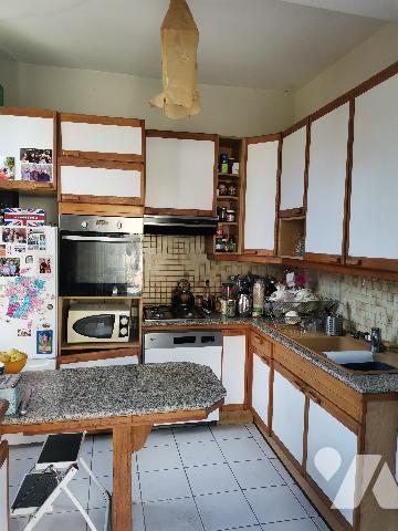 Situé au cœur de BLOIS, découvrez cet appartement niché dans un cadre verdoyant et paisible.