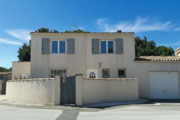 Villa de 105 m² habitables avec jardin entièrement clos de murs.