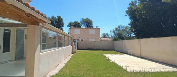 Villa de 105 m² habitables avec jardin entièrement clos de murs.