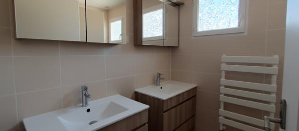 Villa de 105 m² habitables avec jardin entièrement clos de murs.