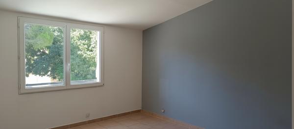 Villa de 105 m² habitables avec jardin entièrement clos de murs.