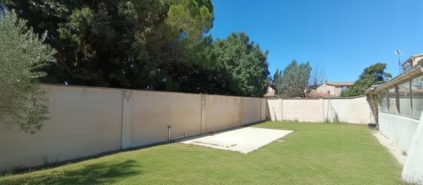 Villa de 105 m² habitables avec jardin entièrement clos de murs.
