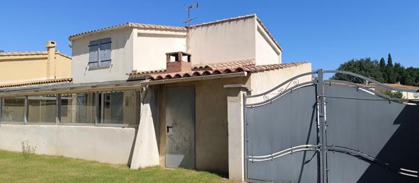 Villa de 105 m² habitables avec jardin entièrement clos de murs.