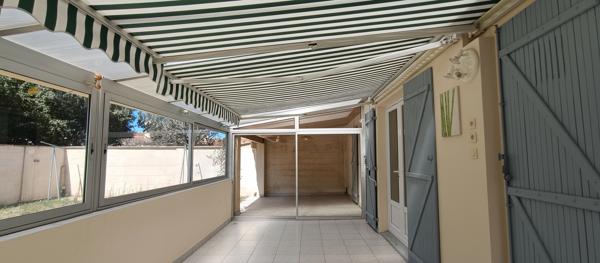 Villa de 105 m² habitables avec jardin entièrement clos de murs.