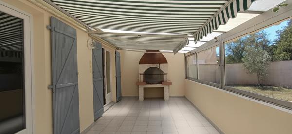 Villa de 105 m² habitables avec jardin entièrement clos de murs.