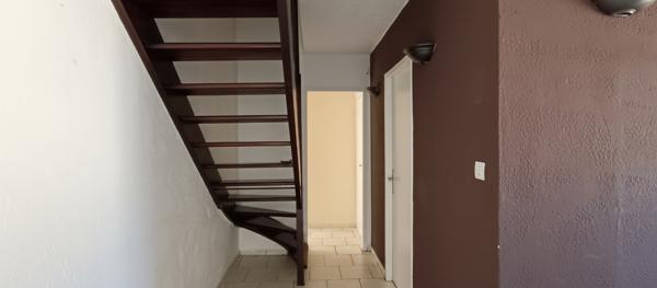 Villa de 105 m² habitables avec jardin entièrement clos de murs.