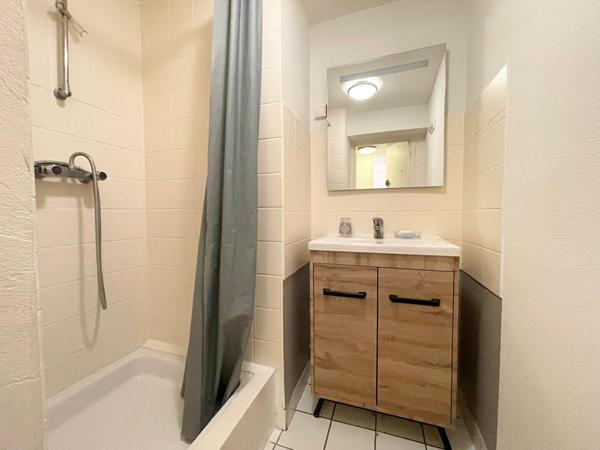 STUDIO SECTEUR BRESSIGNY / PLACE DU LYCEE A VENDRE VIDE DE LOCATAIRE.