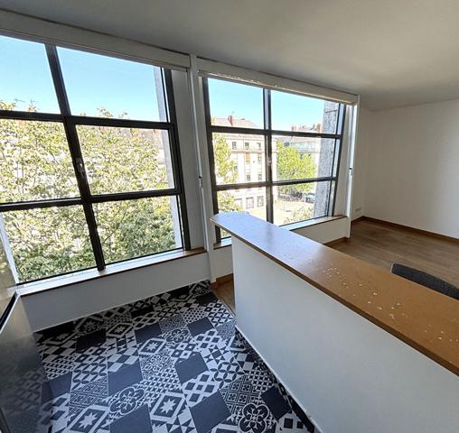 A VENDRE NANTES CENTRE 50 OTAGES SPACIEUX TYPE 2 DANS IMMEUBLE DE STANDING