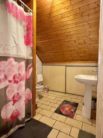 Belle maison de maçon de 220 m2, 4 ch sur 3 ha de terrain plat avec accès rivière