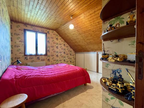 Belle maison de maçon de 220 m2, 4 ch sur 3 ha de terrain plat avec accès rivière