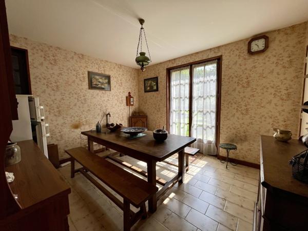 Belle maison de maçon de 220 m2, 4 ch sur 3 ha de terrain plat avec accès rivière