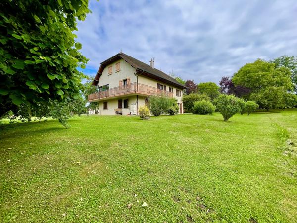 Belle maison de maçon de 220 m2, 4 ch sur 3 ha de terrain plat avec accès rivière