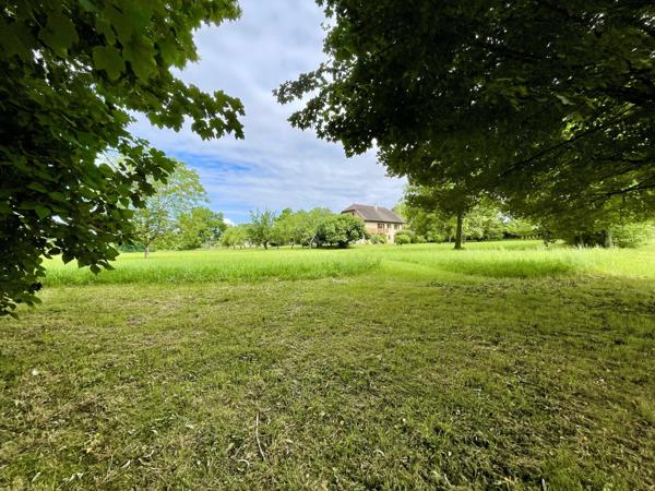 Belle maison de maçon de 220 m2, 4 ch sur 3 ha de terrain plat avec accès rivière