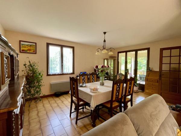 Belle maison de maçon de 220 m2, 4 ch sur 3 ha de terrain plat avec accès rivière